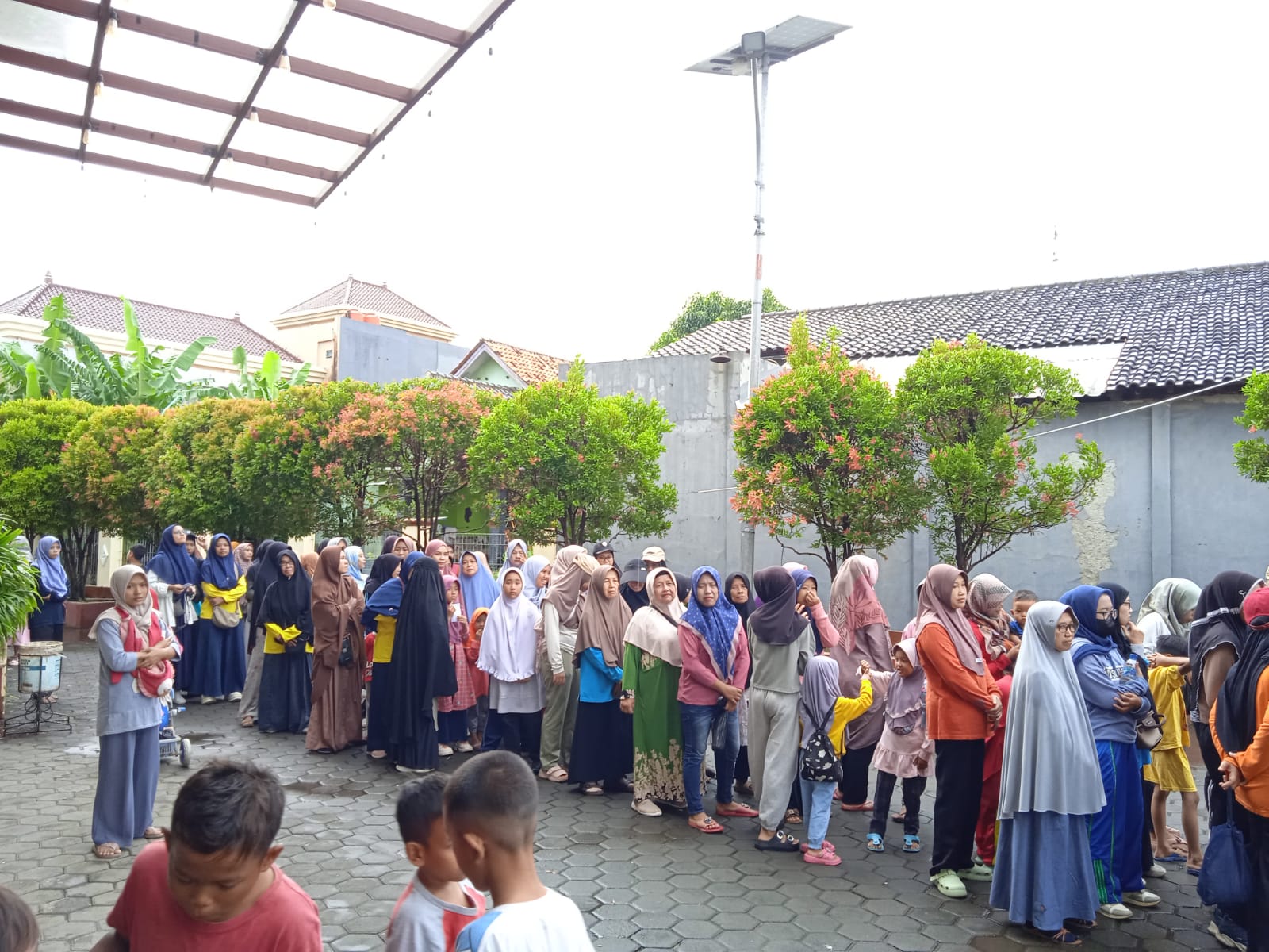 Suasana keramaian start jalan sehat Masjid Sabilurrohman