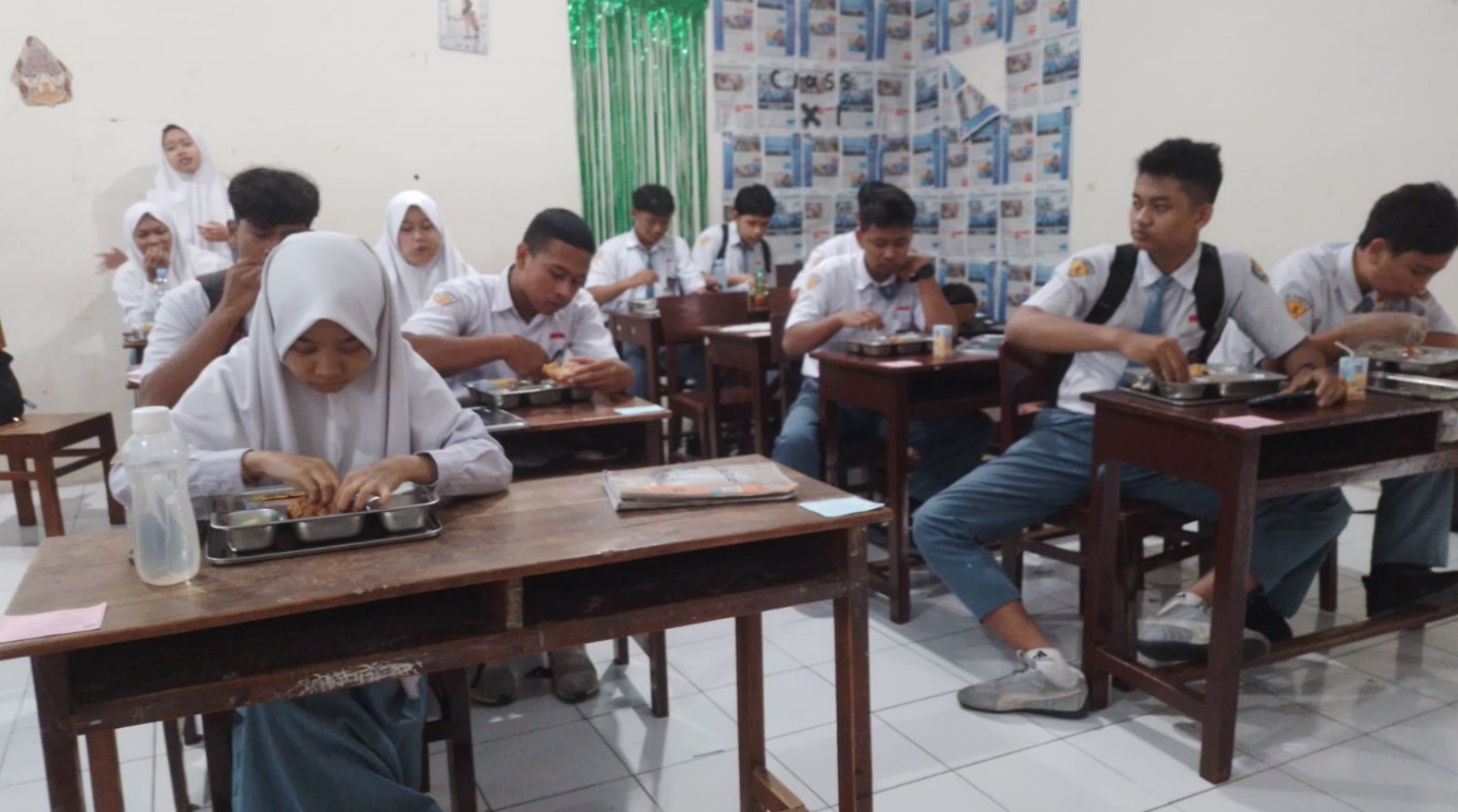 Siswa Kelas X dan XI SMA Muhammadiyah 1 Pekajangan Menikmati Menu MBG