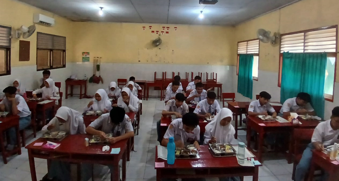 Siswa Makan Bergizi Gratis saat jeda pelaksaan tes jam pertama