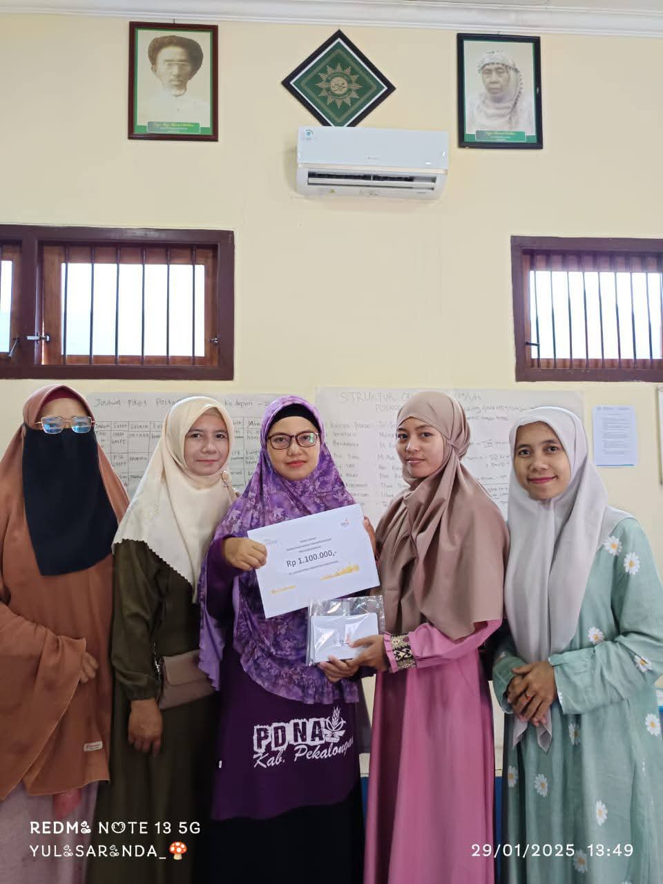 Kepala Kantor Layanan Lazismu PDNA Kabupaten Pekalongan, Siti Zahroul Magnuzah, bersama Pengurus PDNA Kabupaten Pekalongan