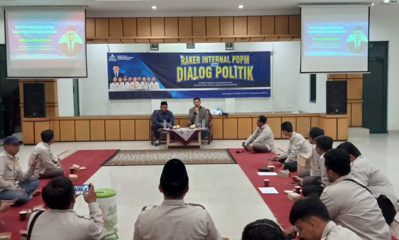 Wakil Ketua DPRD Kabupaten Pekalongan, Ahmad Ridhowi, menjadi pembicara dalam dialog potilik dan rapat kerja pemuda muhammadiyah kabupaten pekalongan