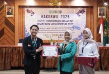 *Isna Fadhillah, Ketua HIMAFARSI UMPP menerima penghargaan sebagai peringkat kedua di Tingkat Regional