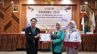 *Isna Fadhillah, Ketua HIMAFARSI UMPP menerima penghargaan sebagai peringkat kedua di Tingkat Regional