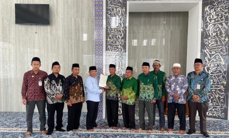 *PCM Doro menerima wakaf Masjid Hj. Mutimah Dahlan
