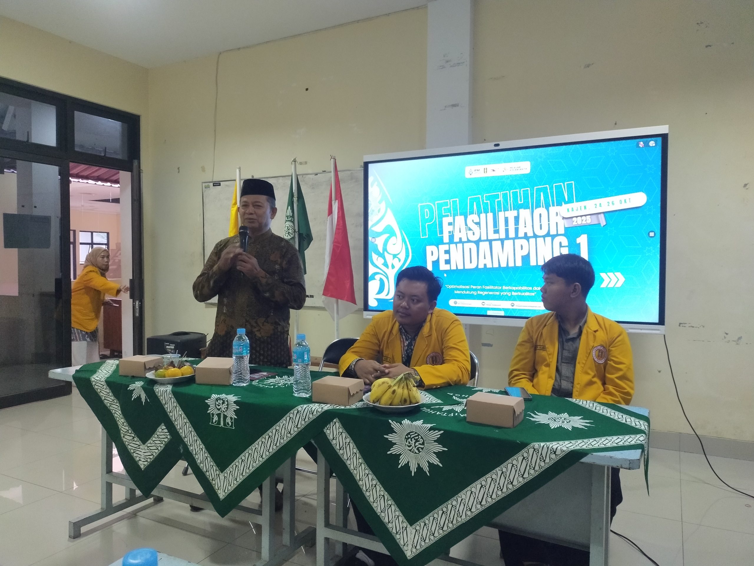 Pimpinan Daerah Muhammadiyah Kabupaten Pekalongan, Drs. H. Impron, membuka pelatihan fasilitator pendamping Pelajar Muhammadiyah Kabupaten Pekalongan