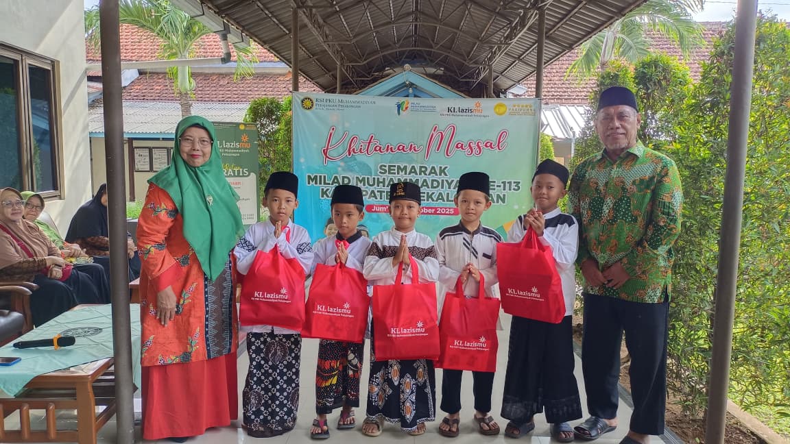 Mulyono memberikan bingkisan bagi para peserta khitanan massal gratis di RSI Muhammadiyah Pekajangan